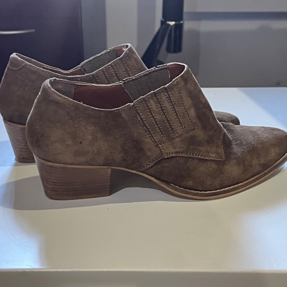 Journey signature size 9 suede cowboy style booties - Picture 2 of 5